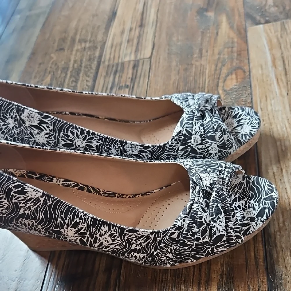 Dexflex Comfort Black and‎ White Floral Wedges